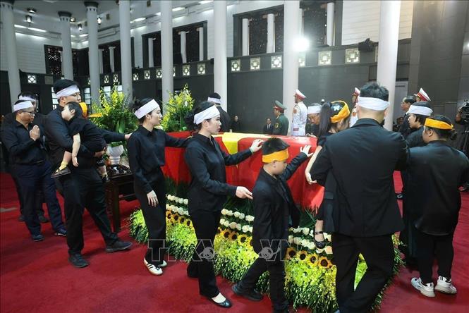 Gia quyến đi vòng quanh linh cữu lần cuối, tiễn biệt nguyên Chủ tịch nước Trần Đức Lương. Ảnh: TTXVN