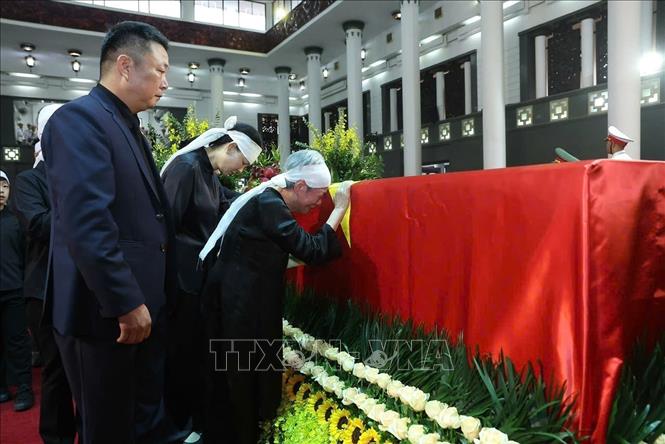 Gia quyến đi vòng quanh linh cữu lần cuối, tiễn biệt nguyên Chủ tịch nước Trần Đức Lương. Ảnh: TTXVN