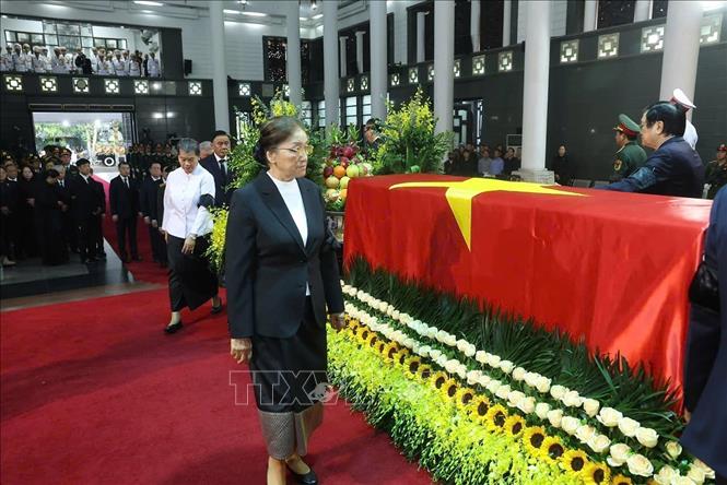 Phó Chủ tịch nước Lào Pany Yathotou đi quanh linh cữu lần cuối, tiễn biệt nguyên Chủ tịch nước Trần Đức Lương. Ảnh: TTXVN