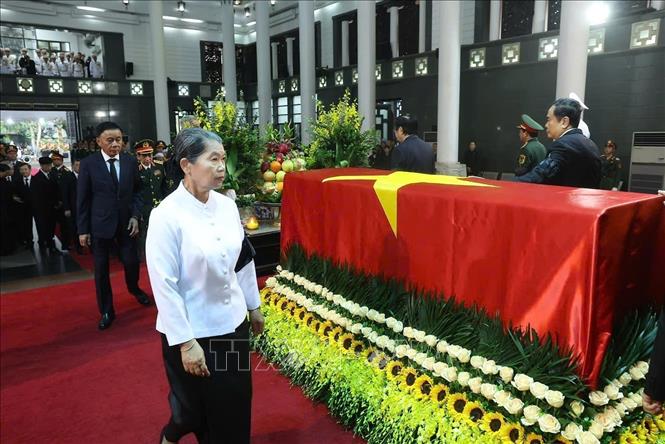 Phó Chủ tịch Đảng Nhân dân Campuchia, Chủ tịch Hội đồng quốc gia mặt trận đoàn kết phát triển Tổ quốc Campuchia, Chủ tịch Hội Hữu nghị Campuchia - Việt Nam Men Sam On đi quanh linh cữu lần cuối, tiễn biệt nguyên Chủ tịch nước Trần Đức Lương. Ảnh: TTXVN