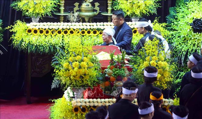 Gia quyến đi vòng quanh linh cữu lần cuối, tiễn biệt nguyên Chủ tịch nước Trần Đức Lương. Ảnh: TTXVN