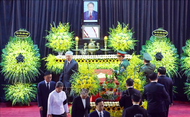 Các đại biểu đi vòng quanh linh cữu lần cuối, tiễn biệt nguyên Chủ tịch nước Trần Đức Lương. Ảnh: TTXVN