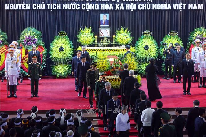 Các đại biểu đi vòng quanh linh cữu lần cuối, tiễn biệt nguyên Chủ tịch nước Trần Đức Lương. Ảnh: TTXVN