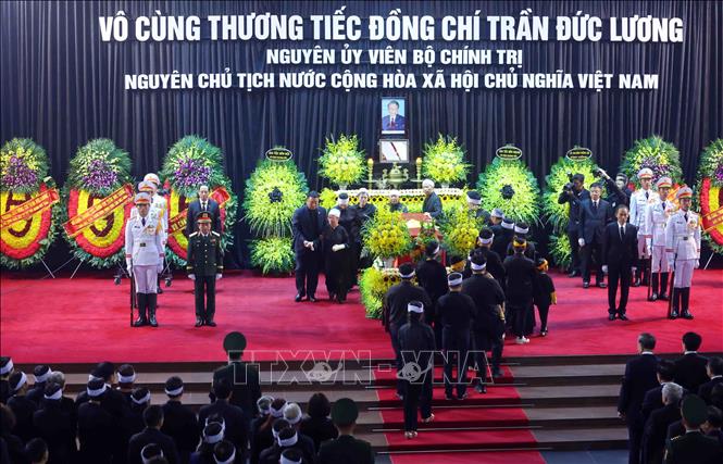 Các đại biểu đi vòng quanh linh cữu lần cuối, tiễn biệt nguyên Chủ tịch nước Trần Đức Lương. Ảnh: TTXVN