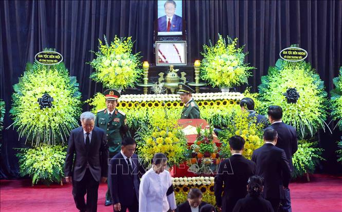 Các đại biểu đi vòng quanh linh cữu lần cuối, tiễn biệt nguyên Chủ tịch nước Trần Đức Lương. Ảnh: TTXVN