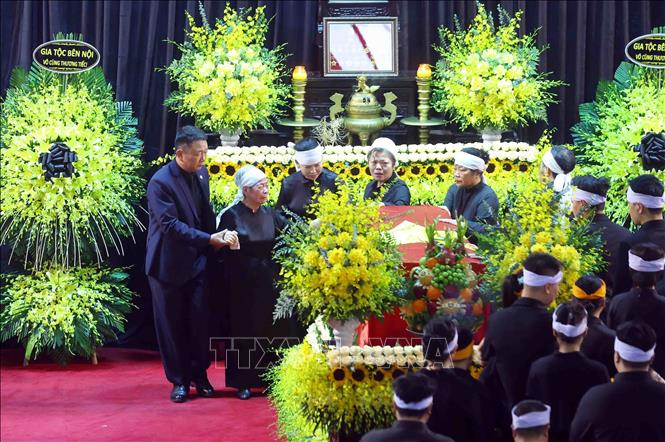 Gia quyến đi vòng quanh linh cữu lần cuối, tiễn biệt nguyên Chủ tịch nước Trần Đức Lương. Ảnh: TTXVN