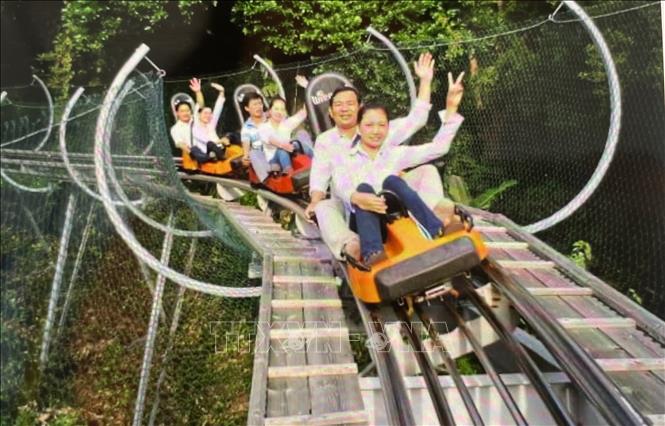 Trải nghiệm xe trượt Mũi Nai. Ảnh: Hồng Nhung - TTXVN
