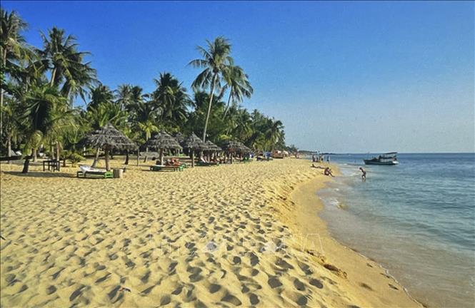 Bãi biển Mũi Nai thu hút 70.000 lượt khách du lịch mỗi năm. Ảnh: Hồng Nhung - TTXVN