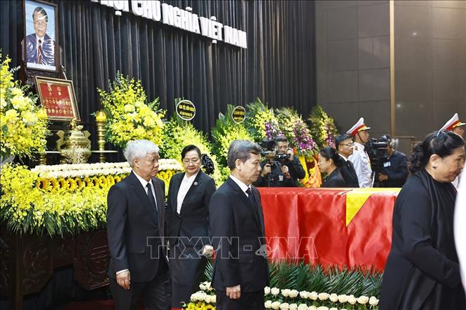 Các đồng chí Lãnh đạo, nguyên Lãnh đạo Đảng, Nhà nước đi vòng quanh linh cữu lần cuối, tiễn biệt nguyên Chủ tịch nước Trần Đức Lương. Ảnh: TTXVN