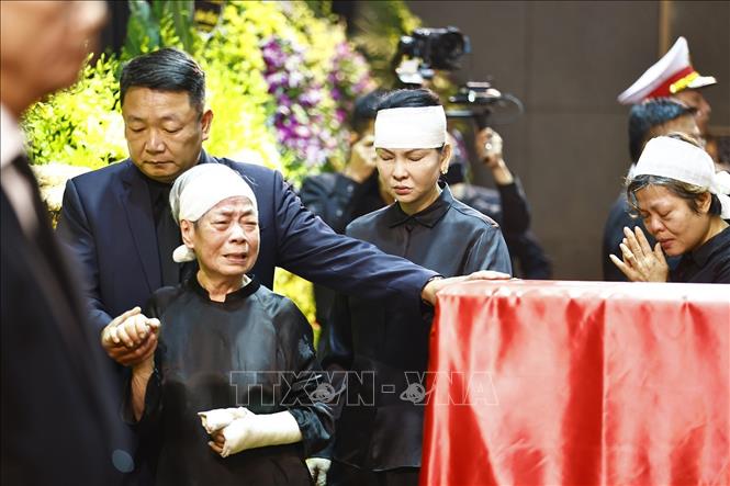 Gia quyến đi vòng quanh linh cữu lần cuối, tiễn biệt nguyên Chủ tịch nước Trần Đức Lương. Ảnh: TTXVN