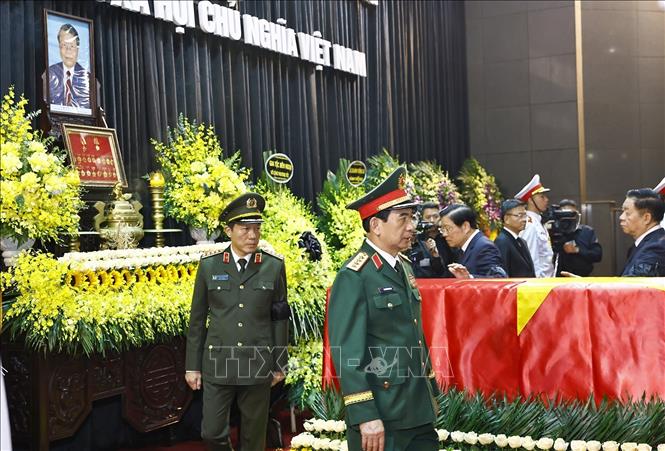 Các đồng chí Lãnh đạo Đảng, Nhà nước đi vòng quanh linh cữu lần cuối, tiễn biệt nguyên Chủ tịch nước Trần Đức Lương. Ảnh: TTXVN