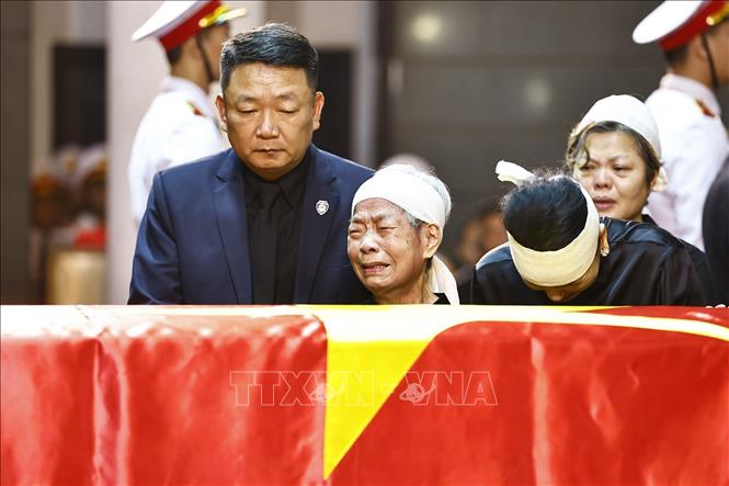 Gia quyến đi vòng quanh linh cữu lần cuối, tiễn biệt nguyên Chủ tịch nước Trần Đức Lương. Ảnh: TTXVN