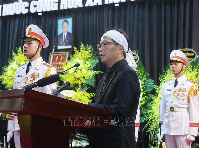 Ông Trần Tuấn Anh, đại diện gia quyến nguyên Chủ tịch nước Trần Đức Lương lên nói lời cảm ơn. Ảnh: TTXVN