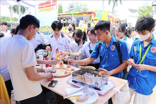 Học sinh, sinh viên ở Ninh Thuận trải nghiệm văn hóa ẩm thực Đức tại chương trình. Ảnh: Nguyễn Thành – TTXVN