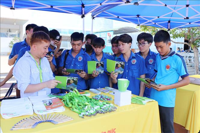 Tư vấn cho học sinh, sinh viên Ninh Thuận tại chương trình Chuyến xe hướng nghiệp Đức. Ảnh: Nguyễn Thành – TTXVN