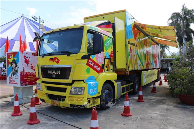 Chuyến xe hướng nghiệp Đức được thiết kế đặc biệt tích hợp khối sân khấu sử dụng năng lượng mặt trời với các khu vực tương tác và tài liệu học tập. Ảnh: Nguyễn Thành – TTXVN