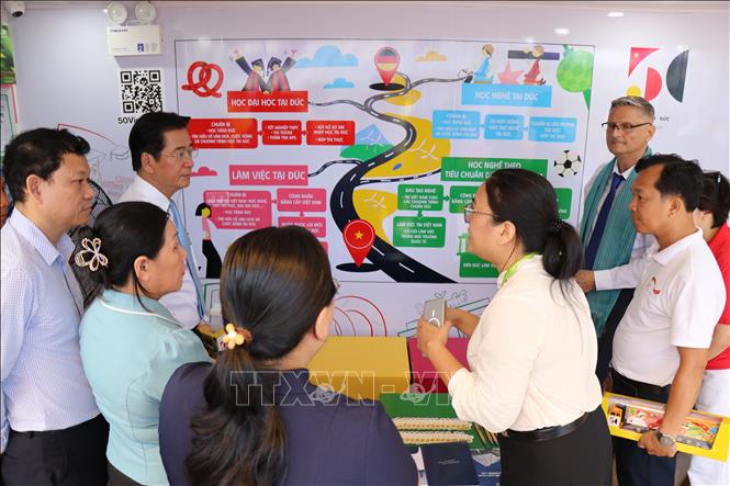 
Các đại biểu tham quan Chuyến xe hướng nghiệp Đức tại Ninh Thuận. Ảnh: Nguyễn Thành – TTXVN
