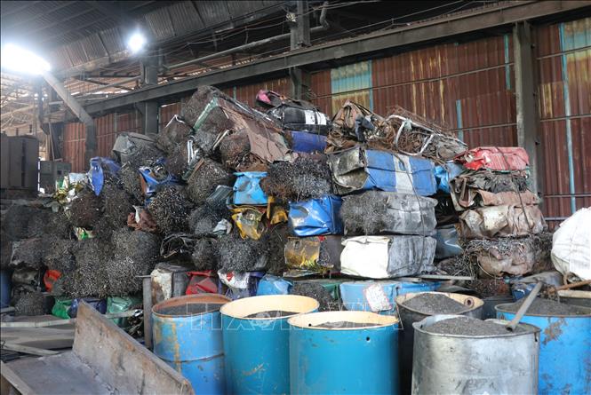 Các hộ dân sản xuất thép tại cụm công nghiệp Châu Khê, thành phố Từ Sơn dừng hoạt động. Ảnh: Thanh Thương - TTXVN