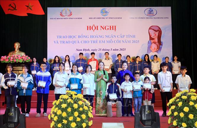 Trao hỗ trợ từ chương trình Mẹ đỡ đầu cho các con mồ côi tỉnh Nam Định.  Ảnh: Nguyễn Lành - TTXVN 