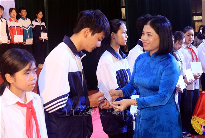 Chủ tịch Hội Liên hiệp Phụ nữ tỉnh Nam Định Trần Thị Định trao học bổng Hoàng Ngân cho học sinh nghèo hiếu học của tỉnh.  Ảnh: Nguyễn Lành - TTXVN 
