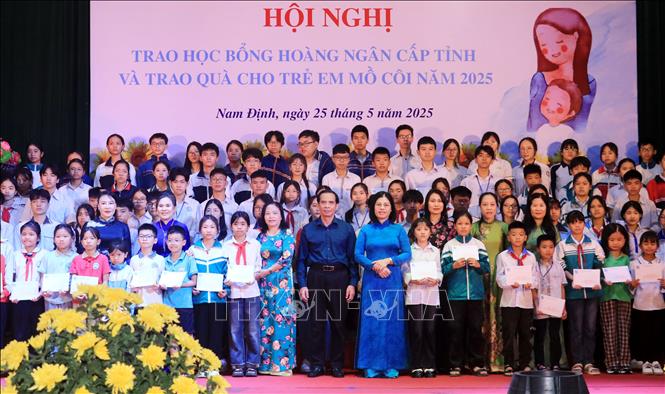 Trao học bổng Hoàng Ngân cho học sinh nghèo hiếu học tỉnh Nam Định năm 2025. Ảnh: Nguyễn Lành - TTXVN 