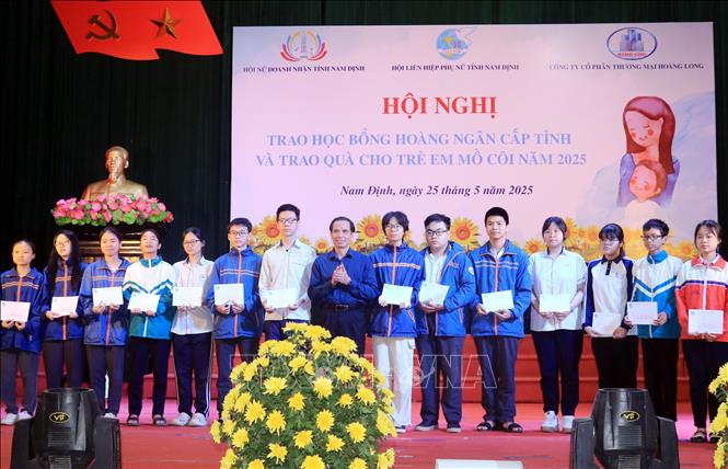 Trao học bổng Hoàng Ngân cho học sinh nghèo hiếu học tỉnh Nam Định năm 2025.  Ảnh: Nguyễn Lành - TTXVN 
