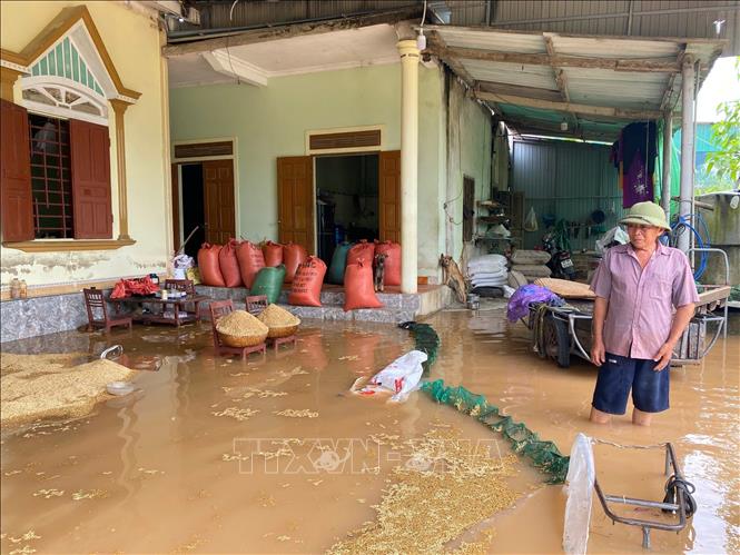 Nhà dân ở thôn Thống Nhất, xã Cẩm Duệ, huyện Cẩm Xuyên bị ngập do trận mưa từ đêm 24/5 đến rạng sáng 25/5. Ảnh: Hữu Quyết - TTXVN