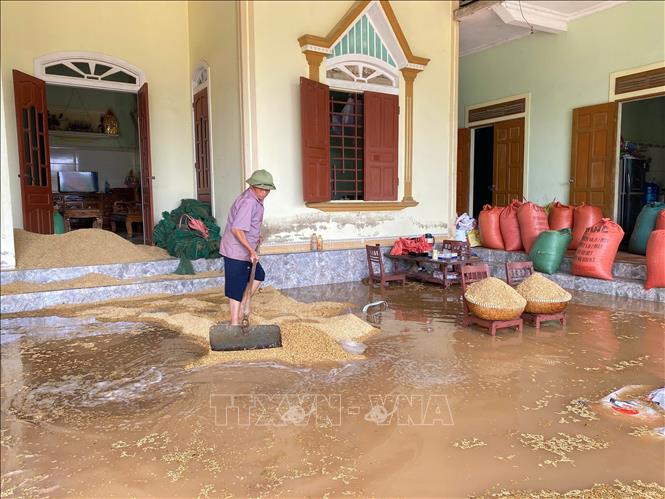 Nhà dân ở thôn Thống Nhất, xã Cẩm Duệ, huyện Cẩm Xuyên bị ngập do trận mưa từ đêm 24/5 đến rạng sáng 25/5. Ảnh: Hữu Quyết - TTXVN