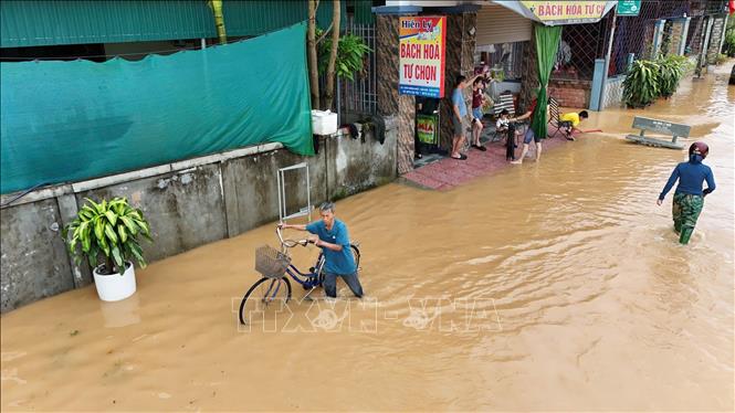 Nhà dân ở thôn Thống Nhất, xã Cẩm Duệ, huyện Cẩm Xuyên bị ngập do trận mưa từ đêm 24/5 đến rạng sáng 25/5. Ảnh: Hữu Quyết - TTXVN

