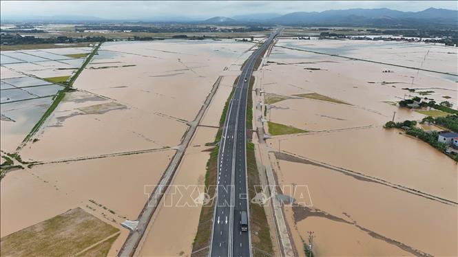 Ngập lụt tại xã Cẩm Duệ, huyện Cẩm Xuyên bị ngập do trận mưa từ đêm 24/5 đến rạng sáng 25/5. Ảnh: Hữu Quyết - TTXVN

