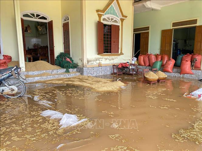 Nhà dân ở thôn Thống Nhất, xã Cẩm Duệ, huyện Cẩm Xuyên bị ngập do trận mưa từ đêm 24/5 đến rạng sáng 25/5. Ảnh: Hữu Quyết - TTXVN

