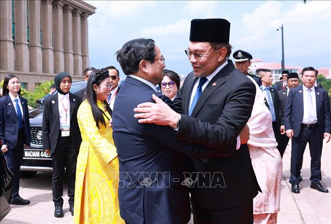 Thủ tướng Malaysia Anwar Ibrahim và Phu nhân đón Thủ tướng Phạm Minh Chính và Phu nhân thăm chính thức Malaysia. Ảnh: Dương Giang-TTXVN 