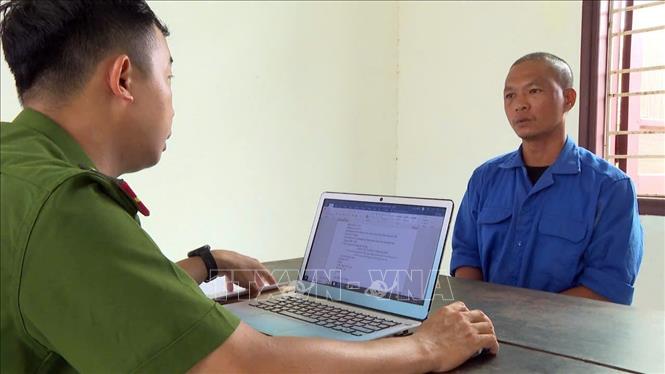 Cơ quan Cảnh sát điều tra Công an thành phố Huế làm việc với đối tượng Hồ Văn Phương Tâm để làm rõ hành vi cố ý làm hư hỏng tài sản xảy ra tại Điện Thái Hoà. Ảnh: TTXVN phát