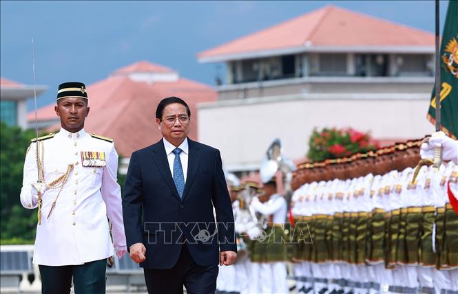 Thủ tướng Phạm Minh Chính duyệt đội danh dự. Ảnh: Dương Giang-TTXVN