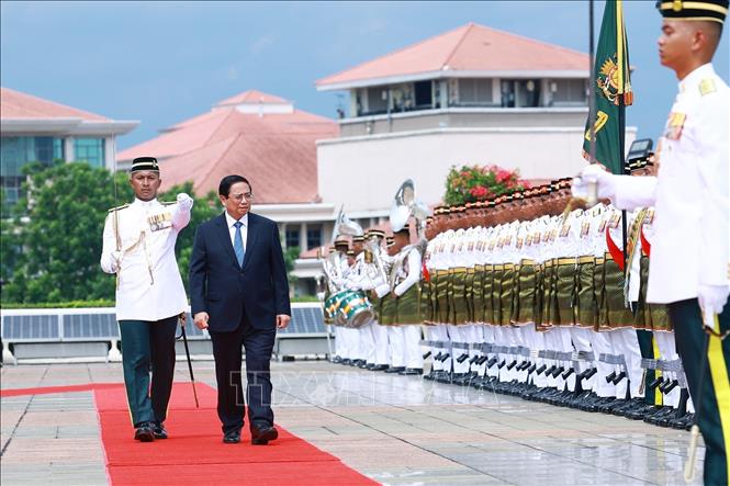 Thủ tướng Phạm Minh Chính duyệt đội danh dự. Ảnh: Dương Giang-TTXVN