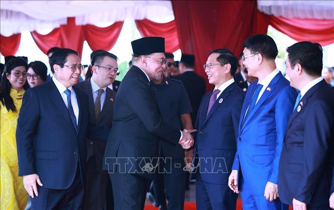 Thủ tướng Phạm Minh Chính giới thiệu với Thủ tướng Malaysia Anwar Ibrahim thành viên đoàn Việt Nam. Ảnh: Dương Giang-TTXVN
