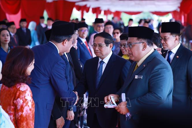 Thủ tướng Phạm Minh Chính gặp thành viên đoàn Malaysia. Ảnh: Dương Giang-TTXVN
