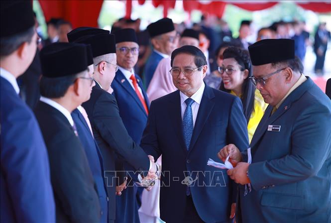 Thủ tướng Phạm Minh Chính gặp thành viên đoàn Malaysia. Ảnh: Dương Giang-TTXVN
