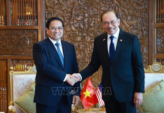 Thủ tướng Phạm Minh Chính hội đàm hẹp với Thủ tướng Malaysia Anwar Ibrahim. Ảnh: Dương Giang-TTXVN 
