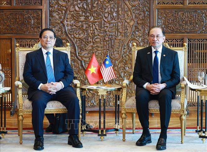Thủ tướng Phạm Minh Chính hội đàm hẹp với Thủ tướng Malaysia Anwar Ibrahim. Ảnh: Dương Giang-TTXVN 
