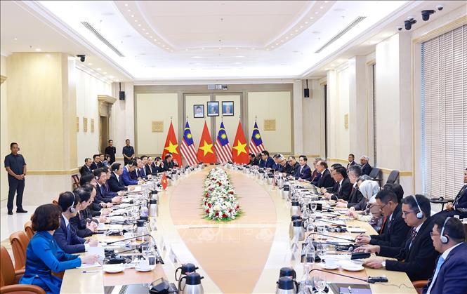 Thủ tướng Phạm Minh Chính hội đàm với Thủ tướng Malaysia Anwar Ibrahim. Ảnh: Dương Giang-TTXVN 
