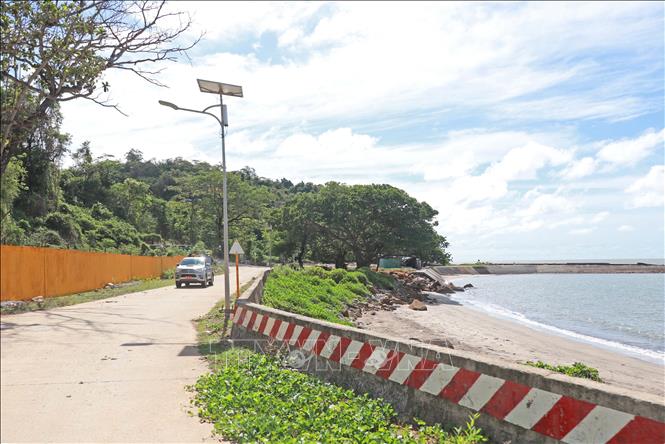 Đảo Hòn Khoai có hệ thống đường giao thông dài khoảng 14 km nhằm phục vụ cho công tác tuần tra, kiểm soát, bảo vệ rừng. Ảnh: Huỳnh Anh – TTXVN