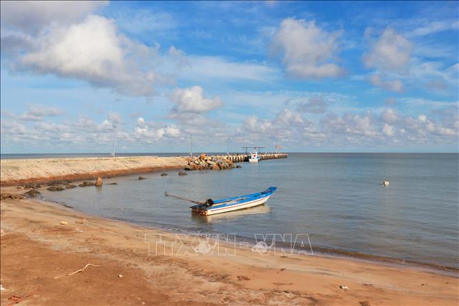 Bãi Nhỏ ở phía Bắc của Hòn Khoai vừa được đầu tư xây dựng cầu tàu, tạo điều kiện cho ghe tàu ra vào đảo thuận lợi. Ảnh: Huỳnh Anh – TTXVN