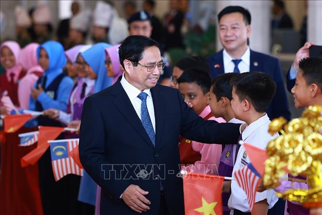 Thủ tướng Phạm Minh Chính với thiếu nhi Malaysia. Ảnh: Dương Giang-TTXVN