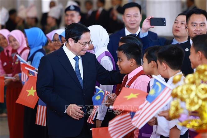 Thủ tướng Phạm Minh Chính với thiếu nhi Malaysia. Ảnh: Dương Giang-TTXVN