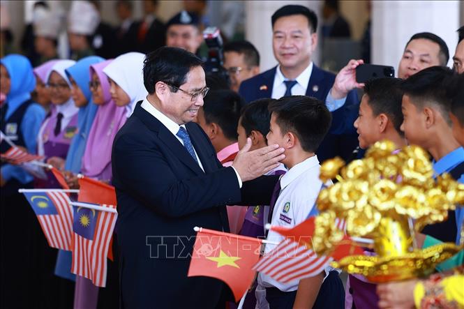 Thủ tướng Phạm Minh Chính với thiếu nhi Malaysia. Ảnh: Dương Giang-TTXVN