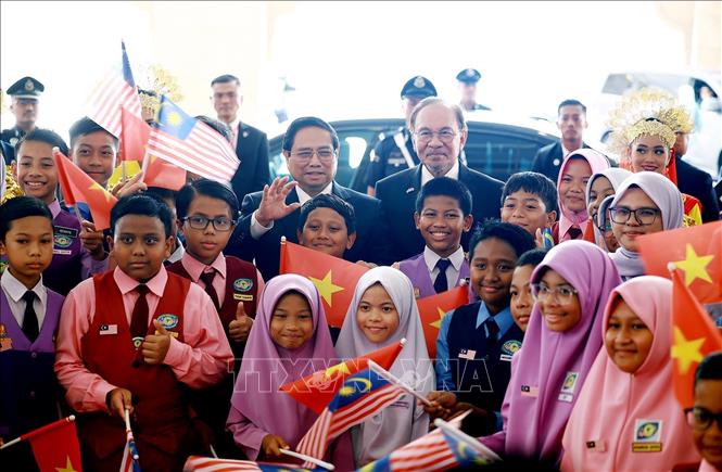 Thủ tướng Phạm Minh Chính và Thủ tướng Malaysia Anwar Ibrahim với thiếu nhi Malaysia. Ảnh: Dương Giang-TTXVN
