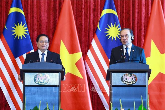 Vietnamese Prime Minister Pham Minh Chinh and Malaysian Prime Minister Anwar Ibrahim at the joint press conference after their bilateral talks. VNA Photo: Dương Giang