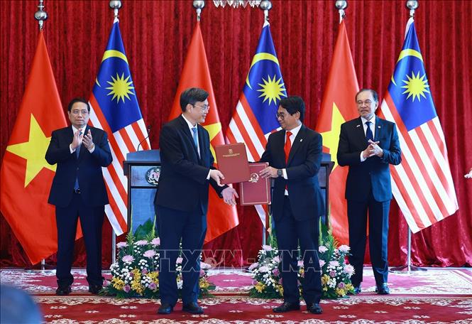 Thủ tướng Phạm Minh Chính và Thủ tướng Malaysia Anwar Ibrahim chứng kiến trao Ý định thư hợp tác giữa Đại học Quốc gia Thành phố Hồ Chí Minh và Đại học Quốc gia Malaysia. Ảnh: Dương Giang-TTXVN 