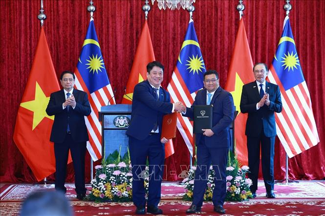 Thủ tướng Phạm Minh Chính và Thủ tướng Malaysia Anwar Ibrahim chứng kiến trao Bản ghi nhớ giữa Tập đoàn Điện lực Việt Nam và Tập đoàn Điện lực Malaysia. Ảnh: Dương Giang-TTXVN 
